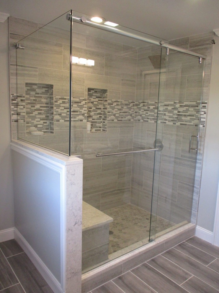 Exempel på ett litet modernt en-suite badrum, med en hörndusch och dusch med skjutdörr