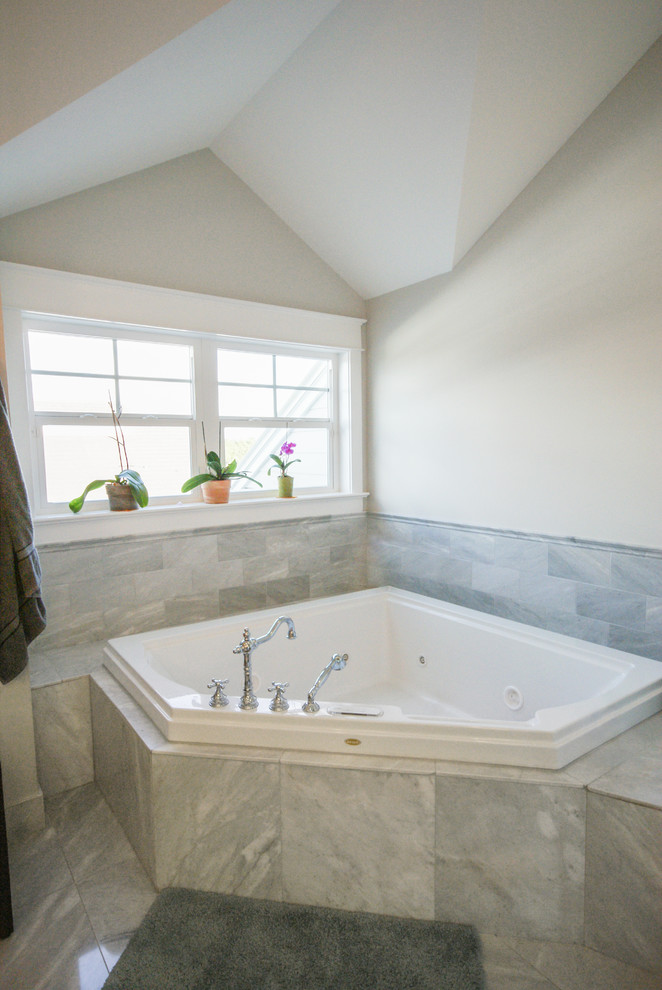 Ejemplo de cuarto de baño principal campestre grande con bañera encastrada, baldosas y/o azulejos grises y suelo gris