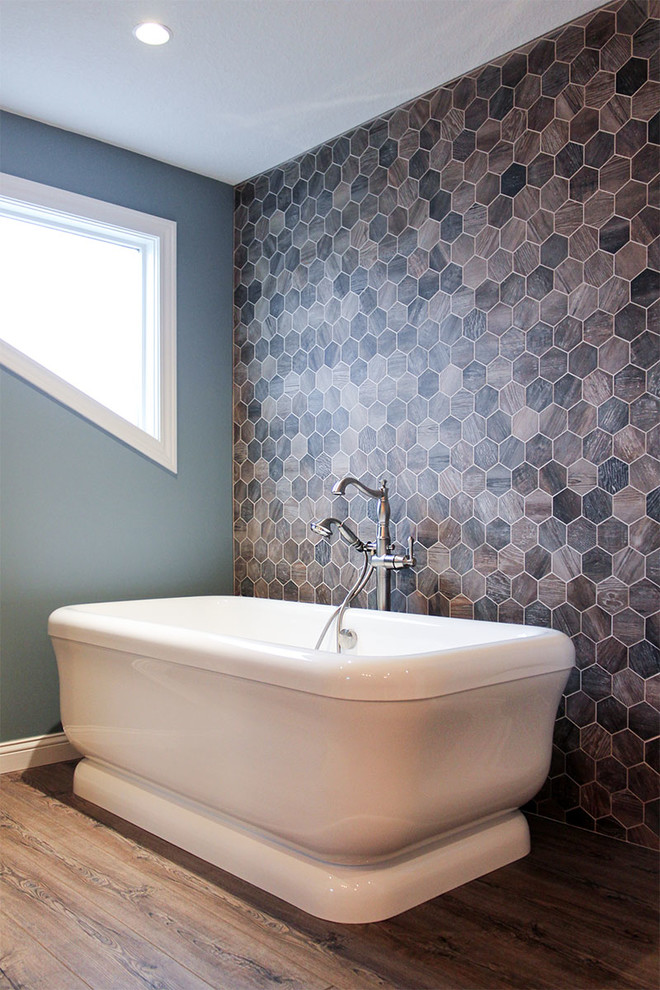 Стильный дизайн: главная ванная комната среднего размера в стиле неоклассика (современная классика) с темными деревянными фасадами, коричневой плиткой, керамогранитной плиткой, синими стенами, столешницей из гранита и коричневым полом - последний тренд