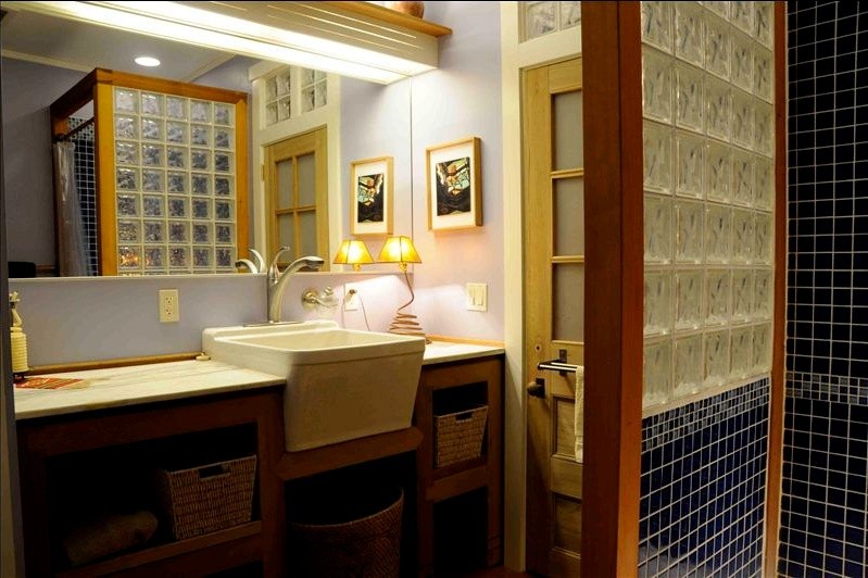 Idées déco pour une salle de bain éclectique de taille moyenne avec un placard sans porte, une douche d'angle, un mur violet et un lavabo posé.