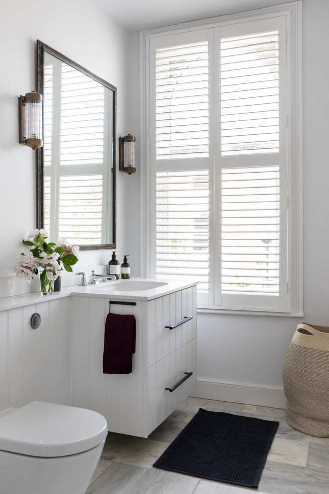 Klassisk inredning av ett vit vitt en-suite badrum, med en öppen dusch, grå väggar, marmorgolv, grått golv, släta luckor, vita skåp och ett integrerad handfat