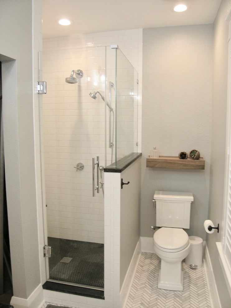 Idées déco pour une salle de bain principale classique de taille moyenne avec un placard à porte shaker, des portes de placard blanches, une douche d'angle, WC séparés, un carrelage blanc, des carreaux de céramique, un mur gris, un sol en carrelage de porcelaine, un lavabo encastré, un plan de toilette en granite, un sol gris, une cabine de douche à porte battante et un plan de toilette noir.