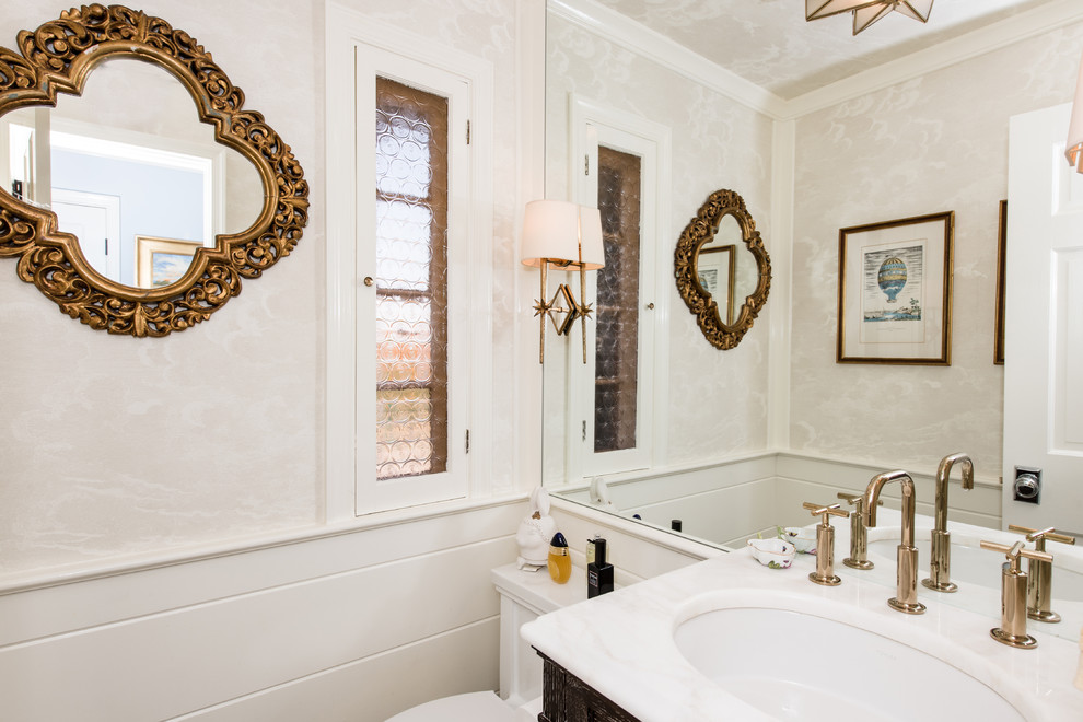 Inredning av ett eklektiskt mellanstort badrum med dusch, med svarta skåp, en toalettstol med separat cisternkåpa, beige väggar, granitbänkskiva och ett undermonterad handfat