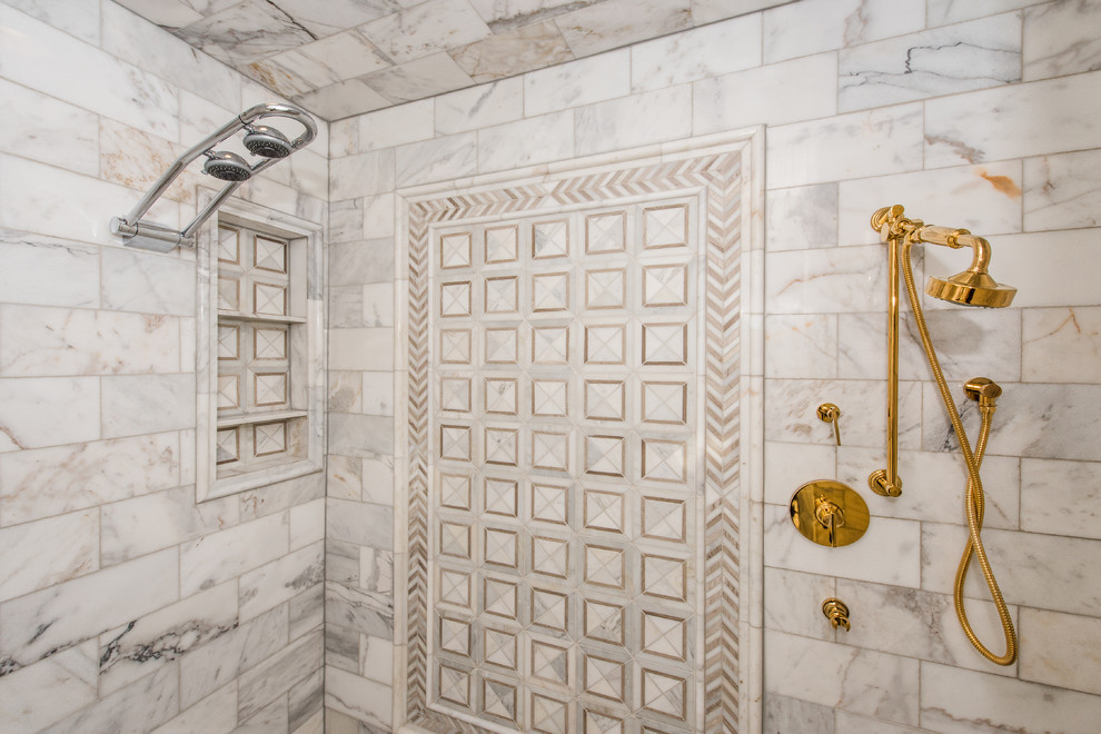 Foto de cuarto de baño principal bohemio de tamaño medio con puertas de armario negras, sanitario de dos piezas, paredes beige, encimera de granito y lavabo bajoencimera