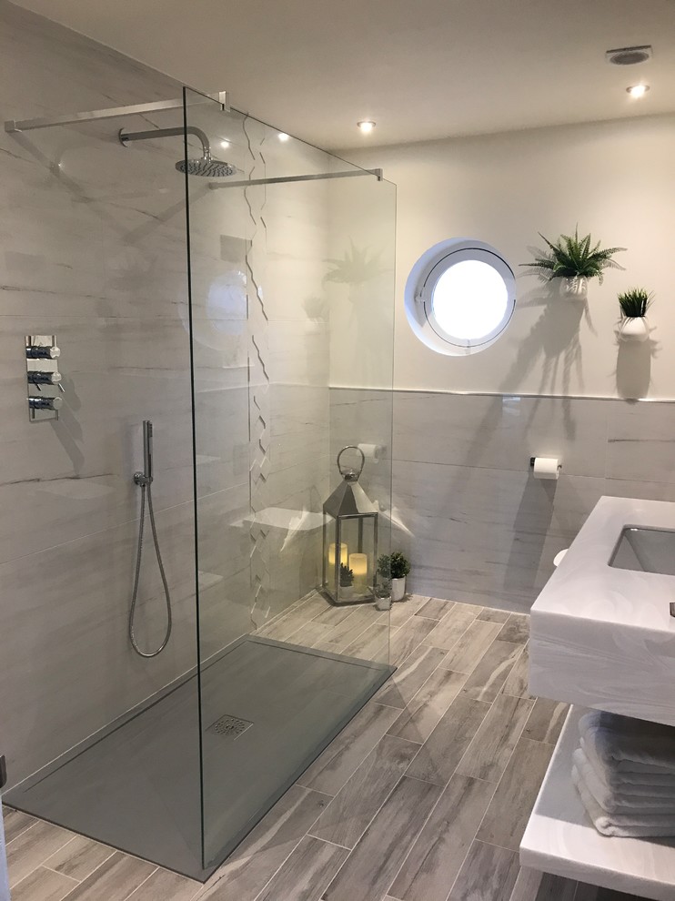 Photo of a small contemporary shower room bathroom in Edinburgh with freestanding cabinets, a walk-in shower, porcelain tiles, a wall-mounted sink and an open shower.