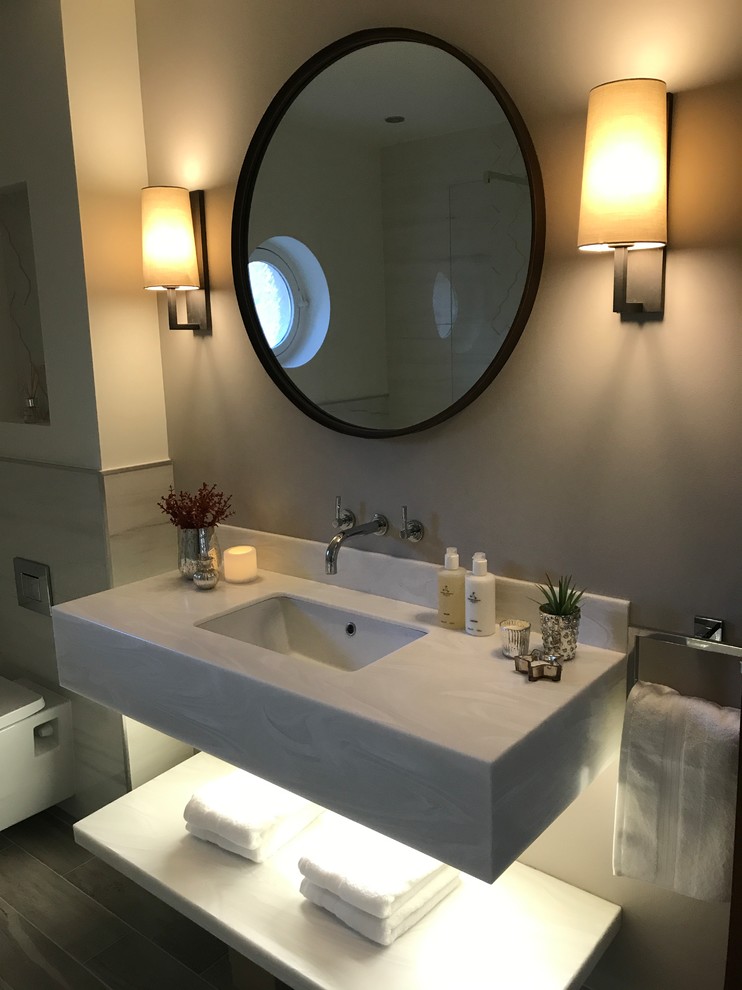 Inspiration för små moderna badrum med dusch, med möbel-liknande, en öppen dusch, porslinskakel, ett väggmonterat handfat och med dusch som är öppen