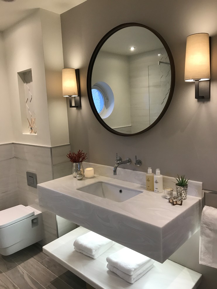 Foto de cuarto de baño actual pequeño con armarios tipo mueble, ducha abierta, baldosas y/o azulejos de porcelana, aseo y ducha, lavabo suspendido y ducha abierta