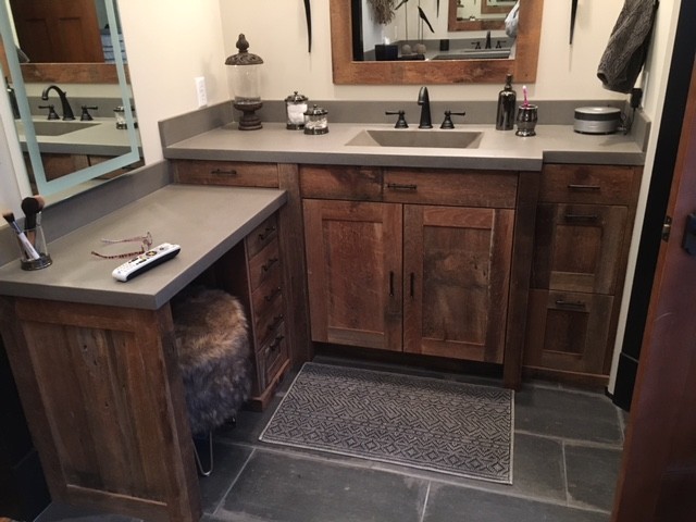 Uriges Badezimmer mit Schrankfronten im Shaker-Stil, Schränken im Used-Look und Waschtisch aus Holz in Grand Rapids