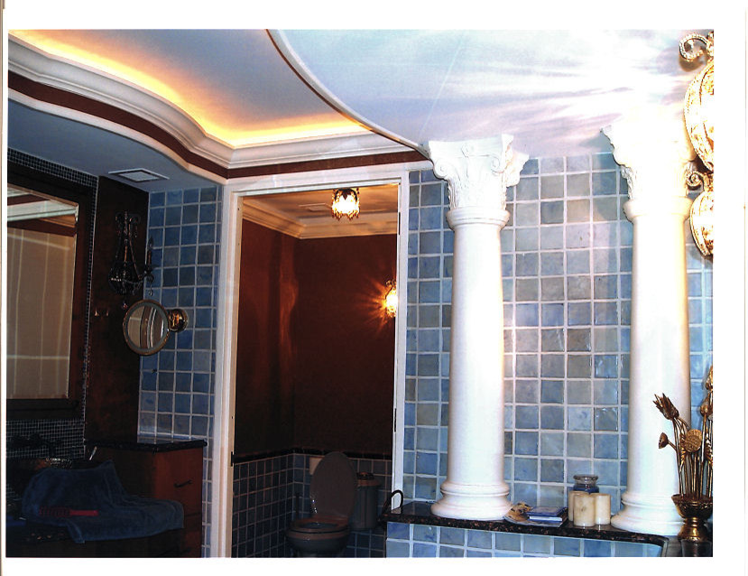 Bild på ett mellanstort medelhavsstil en-suite badrum, med släta luckor, skåp i mörkt trä, blå kakel, grå kakel, porslinskakel, röda väggar, bänkskiva i akrylsten, ett hörnbadkar, en dusch i en alkov, en toalettstol med separat cisternkåpa, klinkergolv i porslin, ett fristående handfat, beiget golv och dusch med gångjärnsdörr