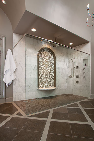 Пример оригинального дизайна: главная ванная комната среднего размера в стиле модернизм с врезной раковиной, фасадами с выступающей филенкой, белыми фасадами, мраморной столешницей, отдельно стоящей ванной, двойным душем, раздельным унитазом, коричневой плиткой, каменной плиткой, серыми стенами и полом из мозаичной плитки