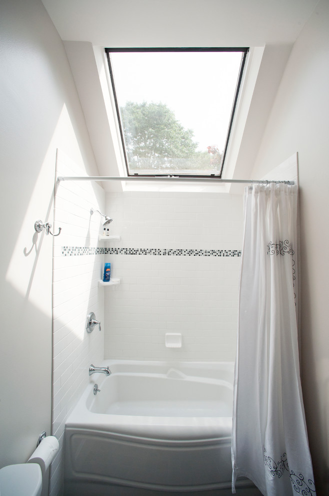 Пример оригинального дизайна: маленькая ванная комната в стиле неоклассика (современная классика) с фасадами с филенкой типа жалюзи, белыми фасадами, ванной в нише, душем в нише, белой плиткой, керамической плиткой, душевой кабиной, столешницей из искусственного кварца, шторкой для ванной, унитазом-моноблоком, бежевыми стенами, полом из керамической плитки, врезной раковиной и синим полом для на участке и в саду