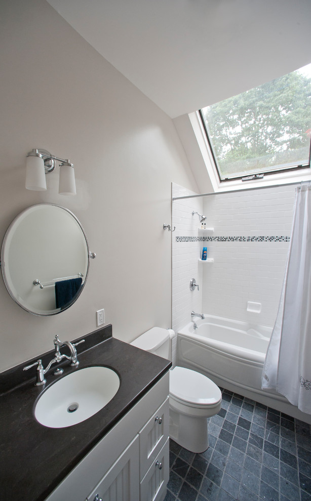 На фото: маленькая ванная комната в стиле неоклассика (современная классика) с фасадами с филенкой типа жалюзи, белыми фасадами, ванной в нише, душем в нише, белой плиткой, керамической плиткой, душевой кабиной, столешницей из искусственного кварца, шторкой для ванной, унитазом-моноблоком, бежевыми стенами, полом из керамической плитки, врезной раковиной и синим полом для на участке и в саду