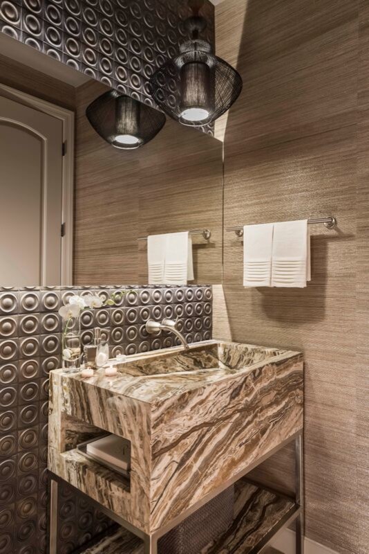 Foto di una stanza da bagno con doccia contemporanea di medie dimensioni con nessun'anta, piastrelle grigie, piastrelle in metallo, pareti marroni e top in marmo