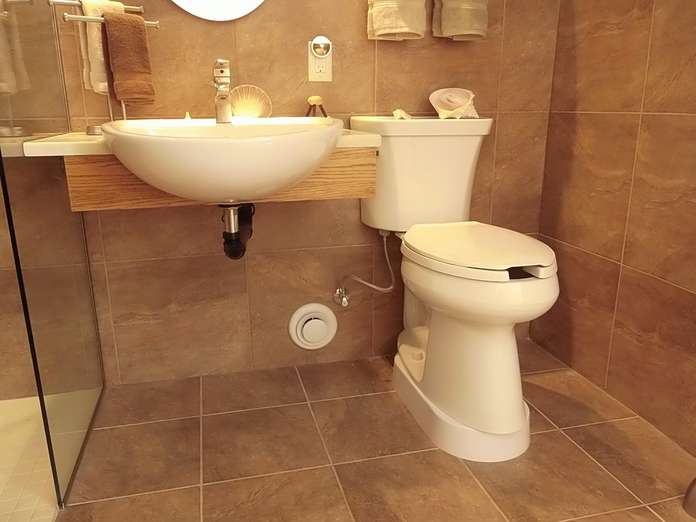 Immagine di una stanza da bagno padronale tradizionale con doccia a filo pavimento, piastrelle marroni, piastrelle in ceramica, pareti beige, pavimento con piastrelle in ceramica, lavabo sospeso e top in quarzo composito