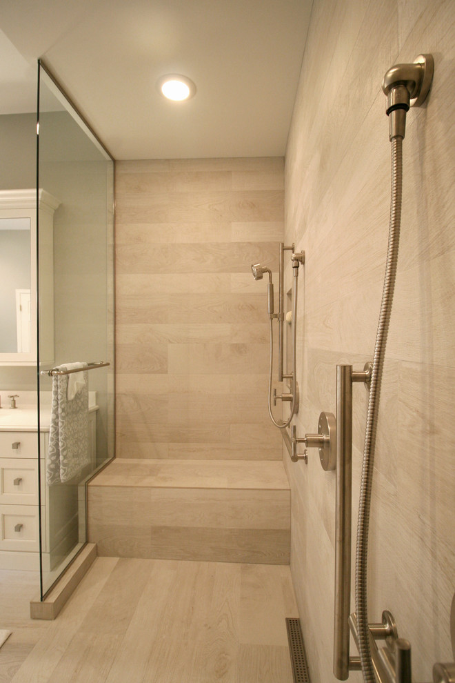 Immagine di un'ampia stanza da bagno padronale moderna con lavabo sottopiano, ante bianche, doccia doppia, bidè, piastrelle grigie, piastrelle in gres porcellanato, pareti grigie, ante con riquadro incassato, top in superficie solida e pavimento in gres porcellanato