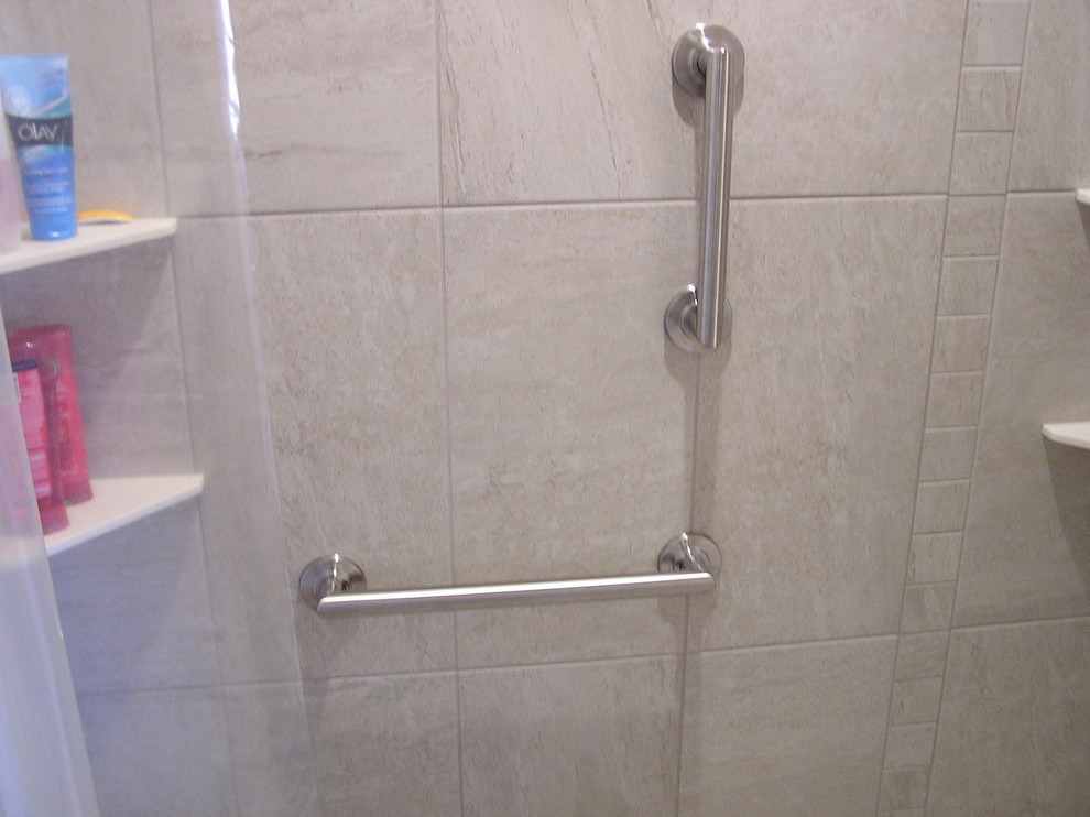 Ispirazione per una stanza da bagno con lavabo sottopiano, ante bianche, top in granito, doccia a filo pavimento, WC a due pezzi, piastrelle grigie e piastrelle in gres porcellanato