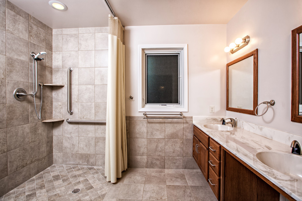 Idéer för ett stort klassiskt badrum med dusch, med luckor med infälld panel, skåp i mörkt trä, en hörndusch, beige kakel, porslinskakel, vita väggar, klinkergolv i porslin, ett integrerad handfat, marmorbänkskiva, brunt golv och dusch med duschdraperi