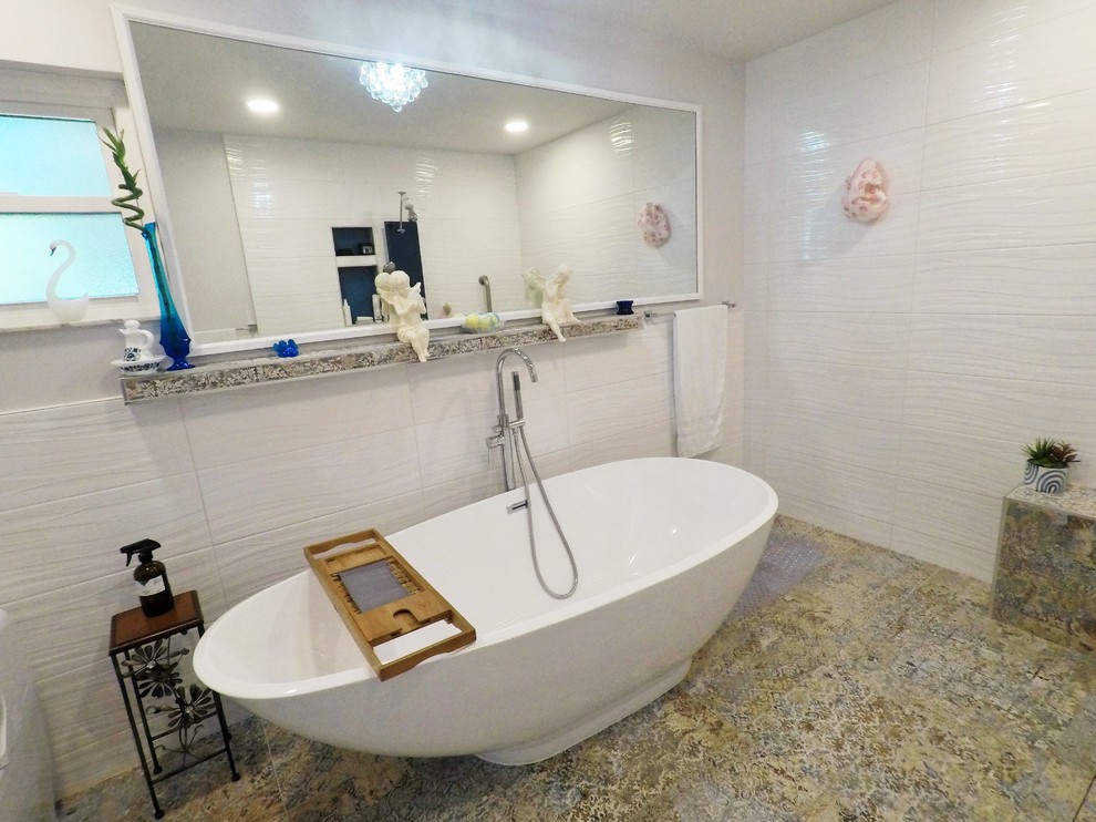 Modern inredning av ett stort beige beige en-suite badrum, med skåp i shakerstil, beige skåp, ett fristående badkar, våtrum, en toalettstol med hel cisternkåpa, vit kakel, keramikplattor, vita väggar, klinkergolv i porslin, ett undermonterad handfat, flerfärgat golv, med dusch som är öppen och granitbänkskiva