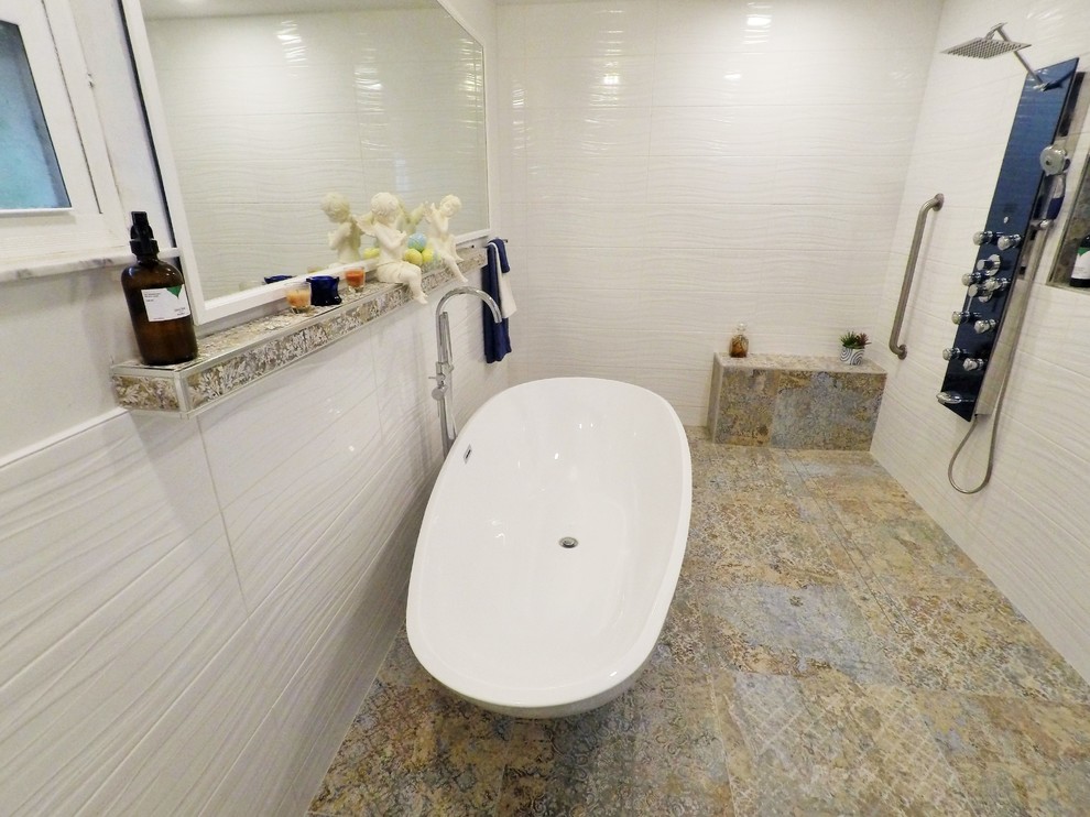 Bild på ett stort funkis beige beige en-suite badrum, med skåp i shakerstil, beige skåp, ett fristående badkar, våtrum, en toalettstol med hel cisternkåpa, vit kakel, keramikplattor, vita väggar, klinkergolv i porslin, ett undermonterad handfat, flerfärgat golv, med dusch som är öppen och granitbänkskiva
