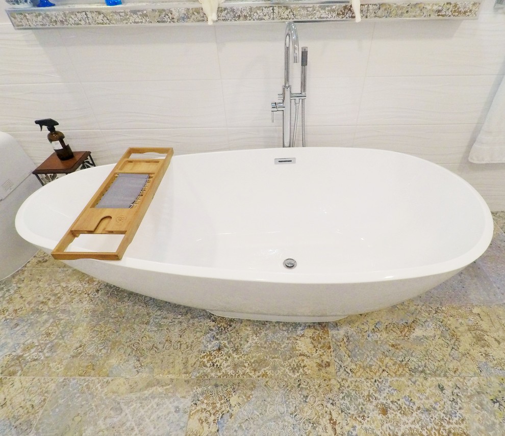 Пример оригинального дизайна: большая главная ванная комната в стиле модернизм с фасадами в стиле шейкер, бежевыми фасадами, отдельно стоящей ванной, душевой комнатой, унитазом-моноблоком, белой плиткой, керамической плиткой, белыми стенами, полом из керамогранита, врезной раковиной, разноцветным полом, открытым душем, бежевой столешницей и столешницей из гранита