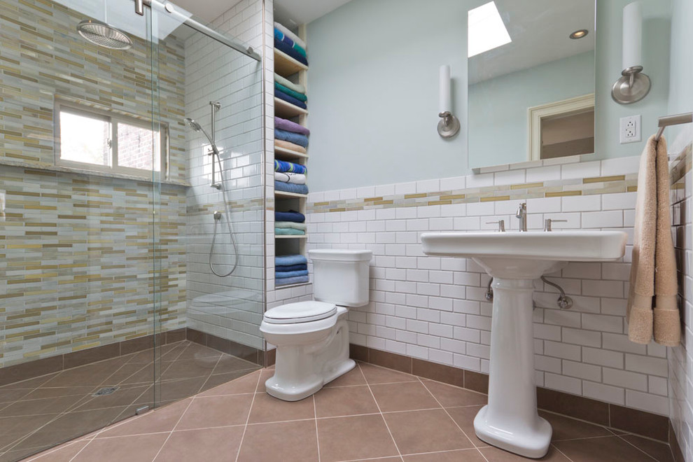 Idéer för att renovera ett vintage badrum, med en kantlös dusch och ett piedestal handfat