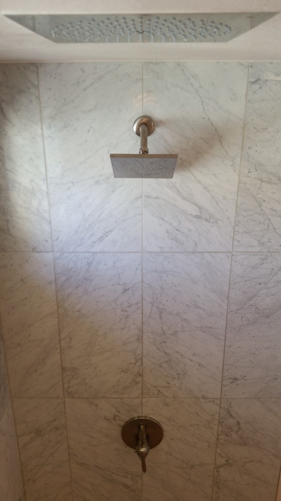 Diseño de cuarto de baño principal minimalista pequeño con ducha a ras de suelo, baldosas y/o azulejos blancos, suelo de baldosas tipo guijarro y suelo de baldosas de cerámica