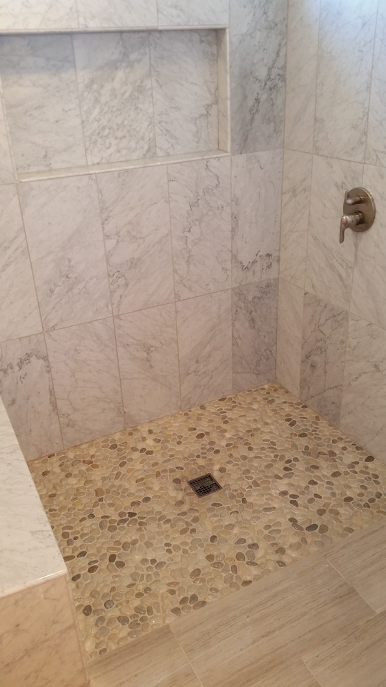 Diseño de cuarto de baño principal minimalista pequeño con ducha a ras de suelo, baldosas y/o azulejos blancos, suelo de baldosas tipo guijarro y suelo de baldosas de cerámica