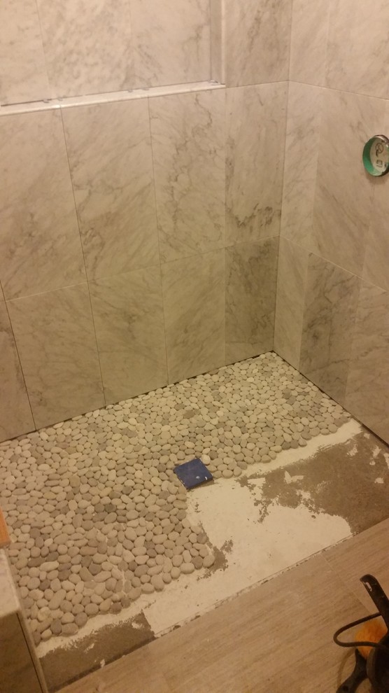 Réalisation d'une petite salle de bain principale minimaliste avec une douche à l'italienne, un carrelage blanc, une plaque de galets et un sol en carrelage de céramique.