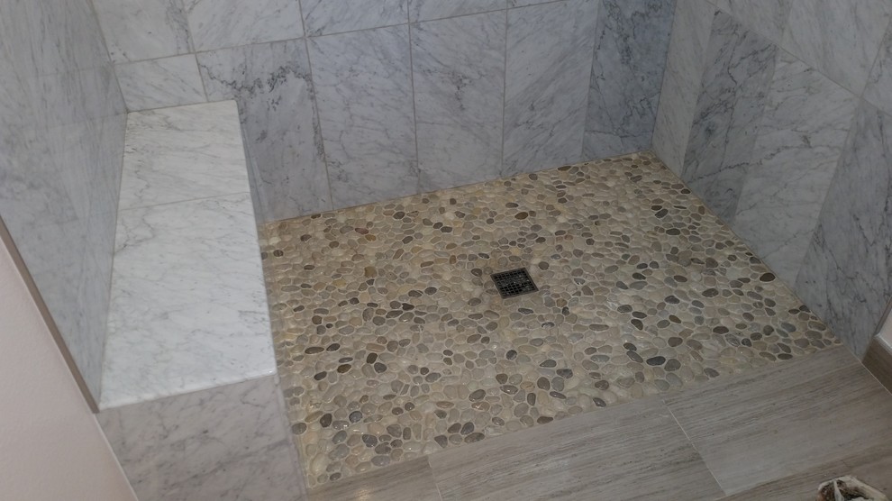 Modelo de cuarto de baño principal moderno pequeño con ducha a ras de suelo, baldosas y/o azulejos blancos, suelo de baldosas tipo guijarro y suelo de baldosas de cerámica