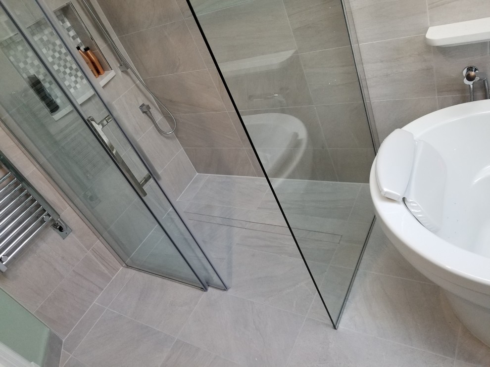 Modelo de cuarto de baño moderno con ducha a ras de suelo, baldosas y/o azulejos de porcelana y ducha con puerta corredera