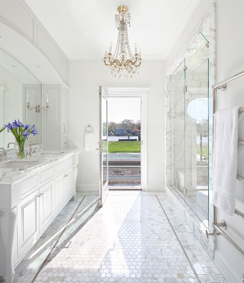Стильный дизайн: ванная комната в классическом стиле с врезной раковиной, фасадами с выступающей филенкой, душем в нише, белой плиткой, плиткой мозаикой, белыми стенами и полом из мозаичной плитки - последний тренд