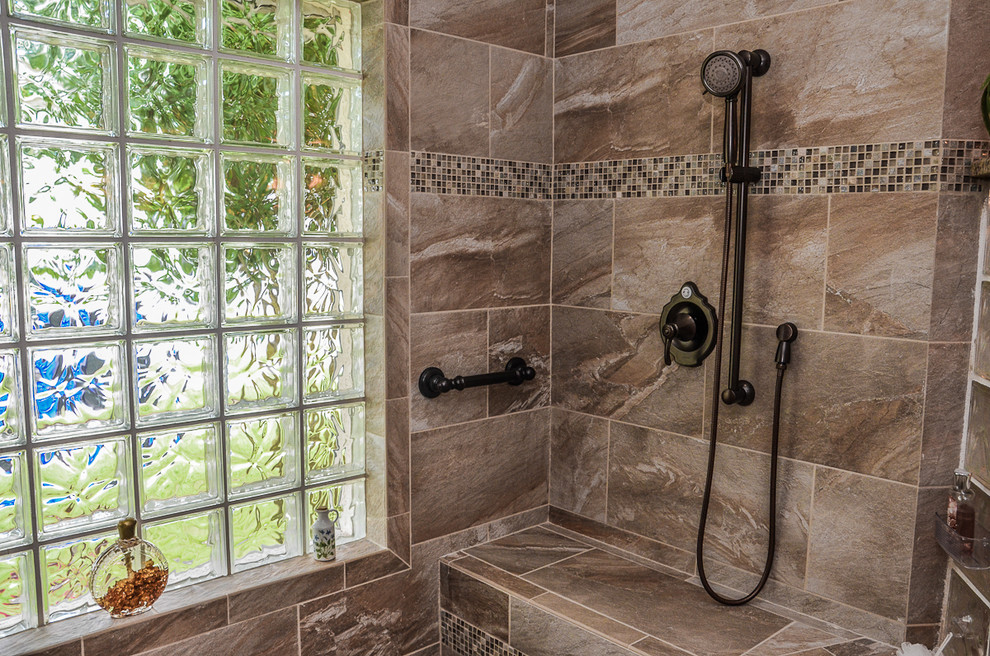 Imagen de cuarto de baño rural con lavabo bajoencimera y ducha abierta