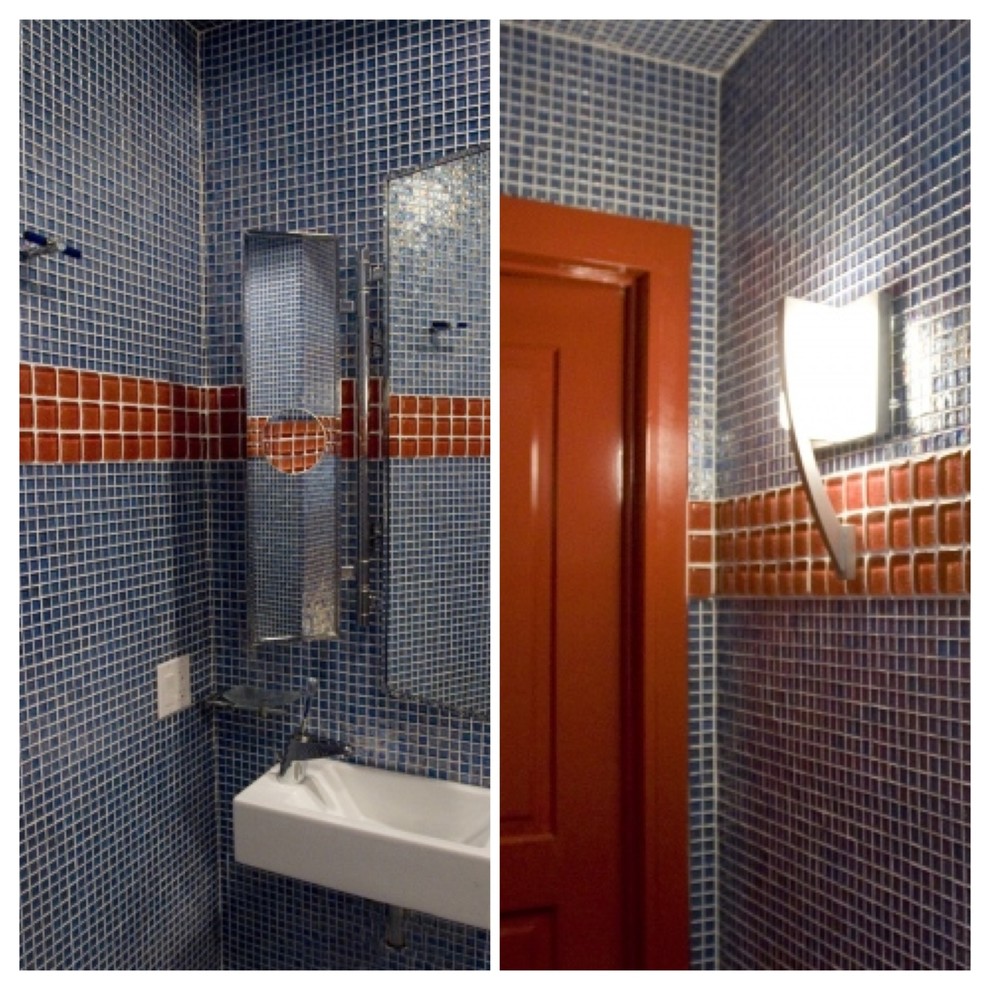 Kleines Modernes Duschbad mit Wandwaschbecken, offener Dusche, Toilette mit Aufsatzspülkasten, blauen Fliesen, Glasfliesen, blauer Wandfarbe und Mosaik-Bodenfliesen in Chicago