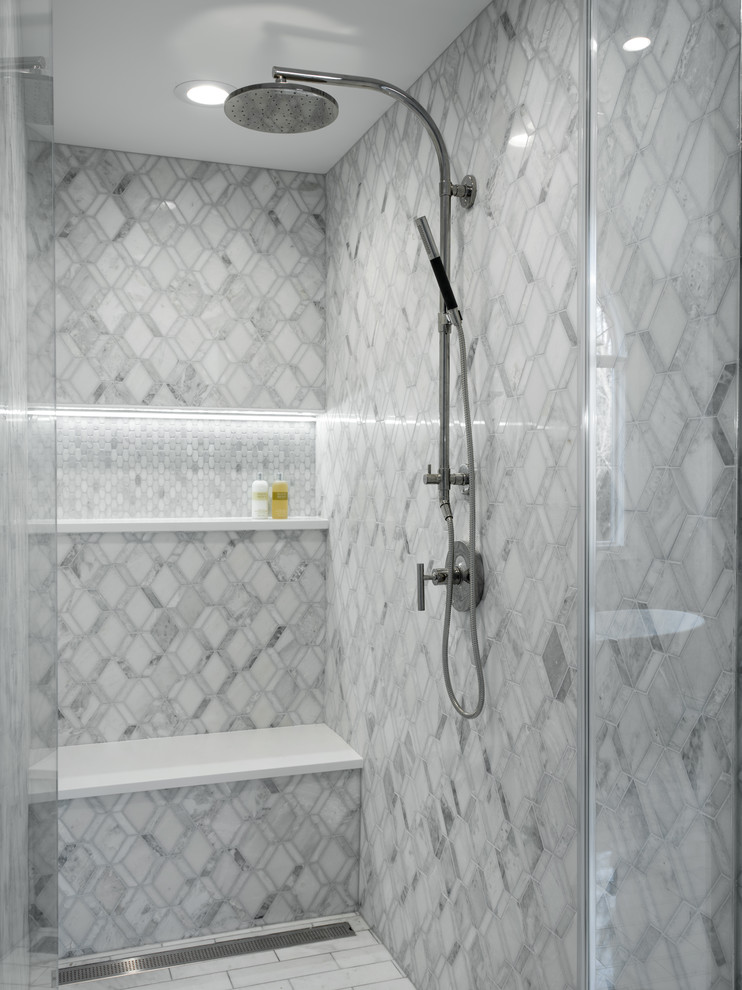 Идея дизайна: огромная главная ванная комната в стиле неоклассика (современная классика) с плоскими фасадами, темными деревянными фасадами, отдельно стоящей ванной, душем в нише, раздельным унитазом, серой плиткой, белой плиткой, керамической плиткой, разноцветными стенами, мраморным полом, врезной раковиной, столешницей из искусственного камня, белым полом и душем с распашными дверями