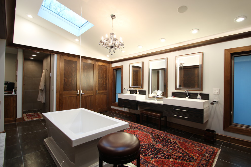 Imagen de cuarto de baño principal clásico renovado grande con suelo de madera oscura, armarios con paneles empotrados, puertas de armario de madera en tonos medios, bañera exenta, ducha empotrada, paredes blancas y lavabo de seno grande