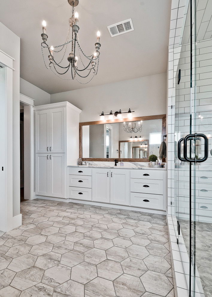 Foto di una grande stanza da bagno padronale country con vasca freestanding, doccia doppia, pavimento in gres porcellanato e porta doccia a battente