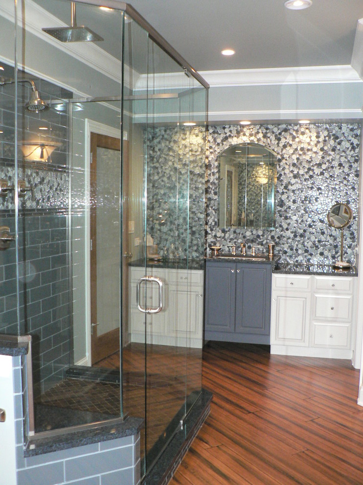 Exempel på ett stort klassiskt en-suite badrum, med ett undermonterad handfat, luckor med upphöjd panel, blå skåp, bänkskiva i kvarts, ett fristående badkar, en dusch i en alkov, en toalettstol med hel cisternkåpa, blå kakel, mosaik, grå väggar och bambugolv