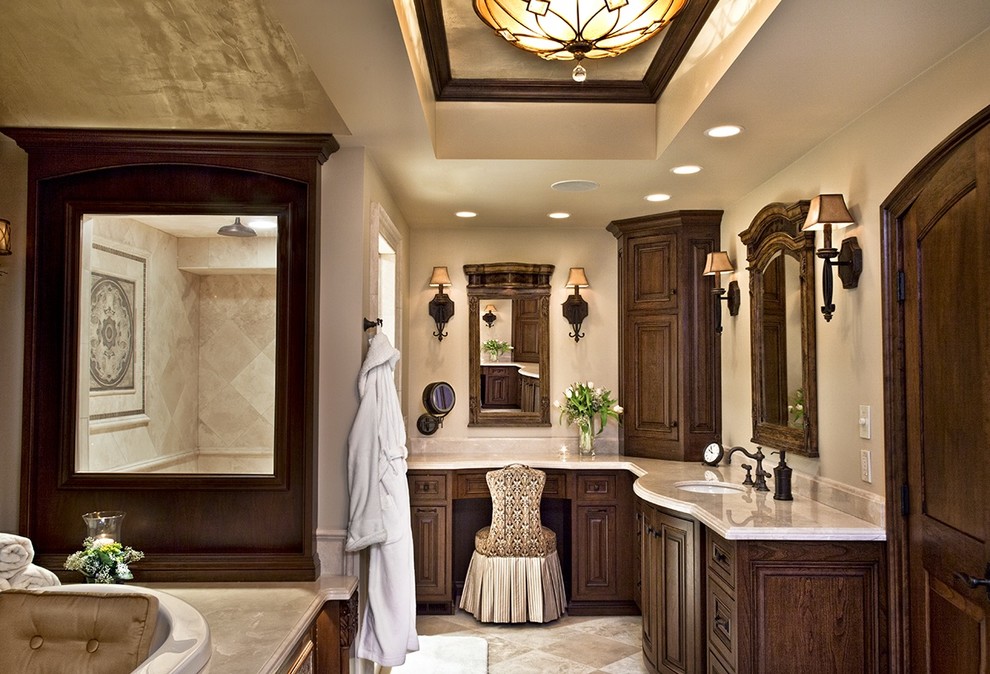Idée de décoration pour une salle de bain tradition avec un plan de toilette en marbre.