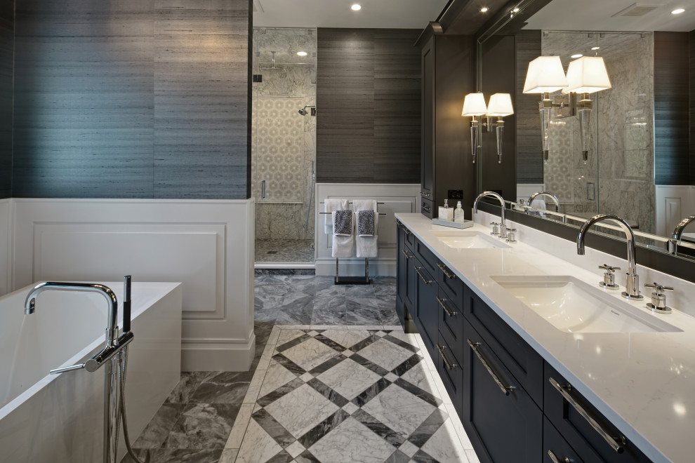 Idee per una stanza da bagno padronale tradizionale con ante in stile shaker, ante nere, vasca freestanding, pareti grigie, lavabo sottopiano, pavimento grigio e top bianco