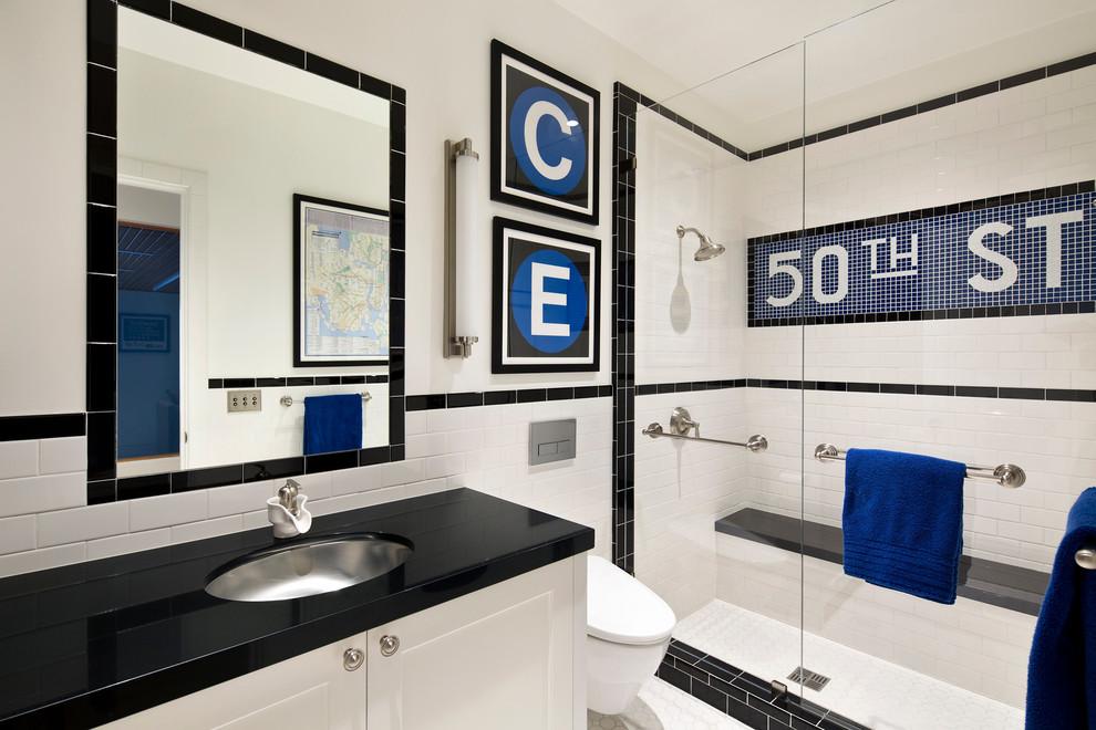 Idee per una stanza da bagno minimal con lavabo sottopiano, ante in stile shaker, ante bianche, doccia alcova, piastrelle multicolore e pareti bianche