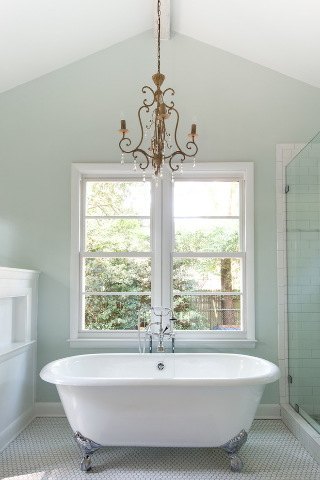 Foto de cuarto de baño de estilo de casa de campo de tamaño medio con armarios abiertos, puertas de armario con efecto envejecido, bañera exenta, baldosas y/o azulejos grises, baldosas y/o azulejos de mármol, paredes azules, suelo con mosaicos de baldosas, lavabo encastrado y suelo blanco