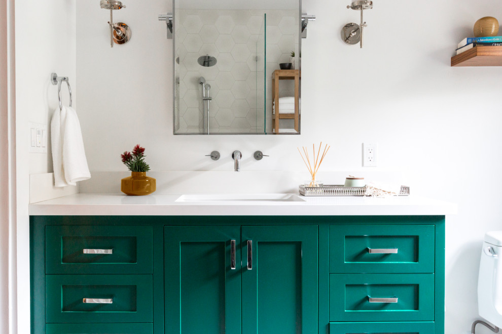 Источник вдохновения для домашнего уюта: главная ванная комната среднего размера в современном стиле с синими фасадами, отдельно стоящей ванной, душевой комнатой, унитазом-моноблоком, разноцветной плиткой, полом из мозаичной плитки, врезной раковиной, столешницей из искусственного кварца, душем с распашными дверями и белой столешницей