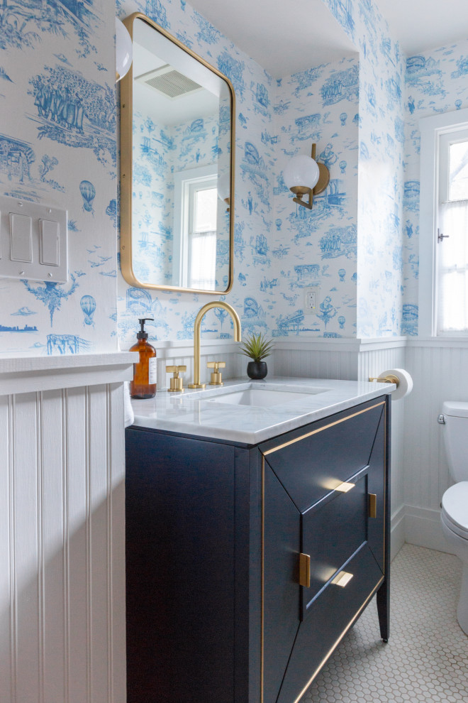 Idéer för att renovera ett mellanstort funkis vit vitt en-suite badrum, med blå skåp, ett fristående badkar, våtrum, en toalettstol med hel cisternkåpa, flerfärgad kakel, mosaikgolv, ett undermonterad handfat, bänkskiva i kvarts och dusch med gångjärnsdörr