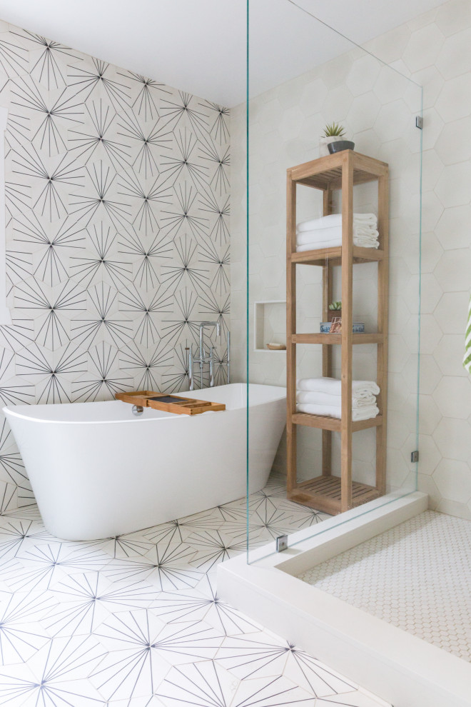 Inspiration för mellanstora moderna vitt en-suite badrum, med blå skåp, ett fristående badkar, våtrum, en toalettstol med hel cisternkåpa, flerfärgad kakel, mosaikgolv, ett undermonterad handfat, bänkskiva i kvarts och dusch med gångjärnsdörr