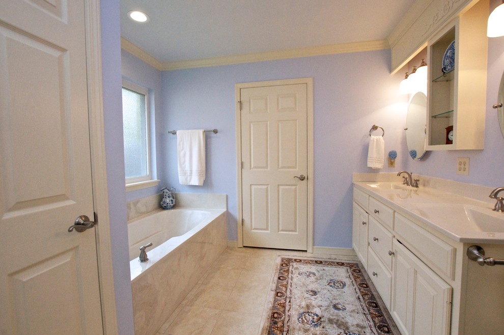 Inspiration för stora klassiska badrum, med luckor med upphöjd panel, vita skåp, bänkskiva i onyx, ett badkar i en alkov, beige kakel, porslinskakel, blå väggar, klinkergolv i porslin och ett integrerad handfat