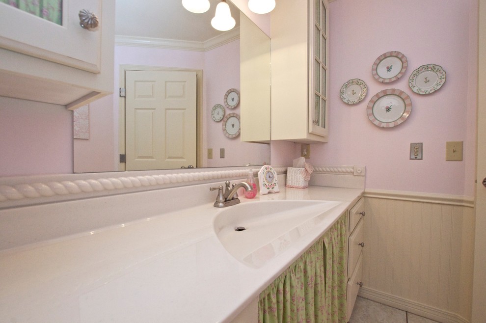 Пример оригинального дизайна: ванная комната в классическом стиле с монолитной раковиной, белыми фасадами, душем без бортиков и керамогранитной плиткой