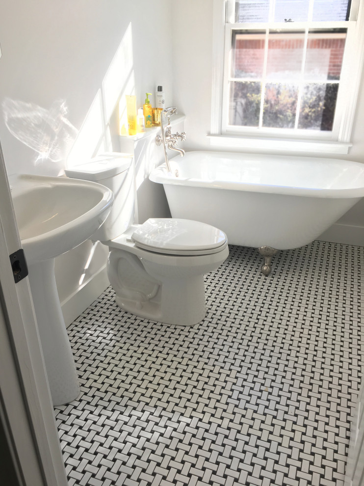 Идея дизайна: маленькая ванная комната с белыми фасадами, ванной на ножках, раздельным унитазом, белыми стенами, полом из керамической плитки, душевой кабиной, раковиной с пьедесталом и разноцветным полом для на участке и в саду