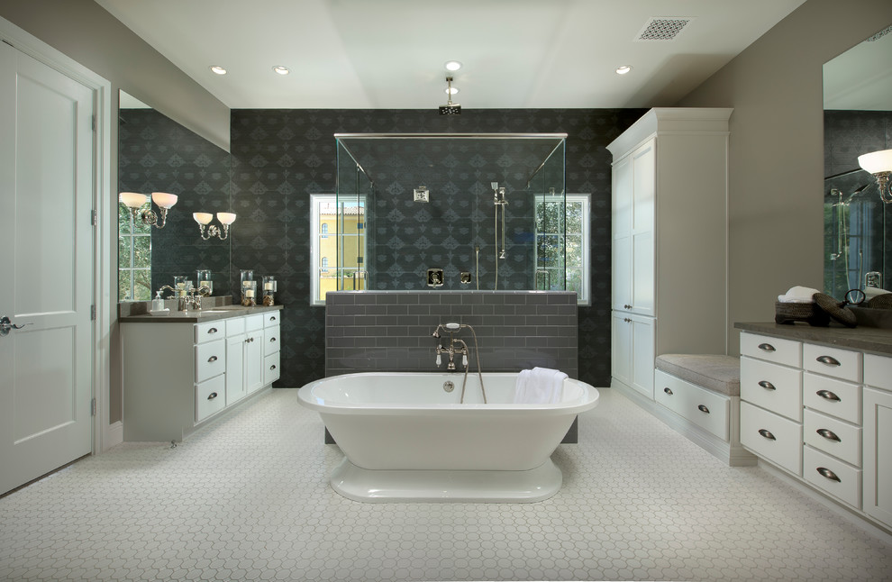 Idee per una stanza da bagno chic con lavabo sottopiano, ante bianche, vasca freestanding, doccia alcova e piastrelle bianche