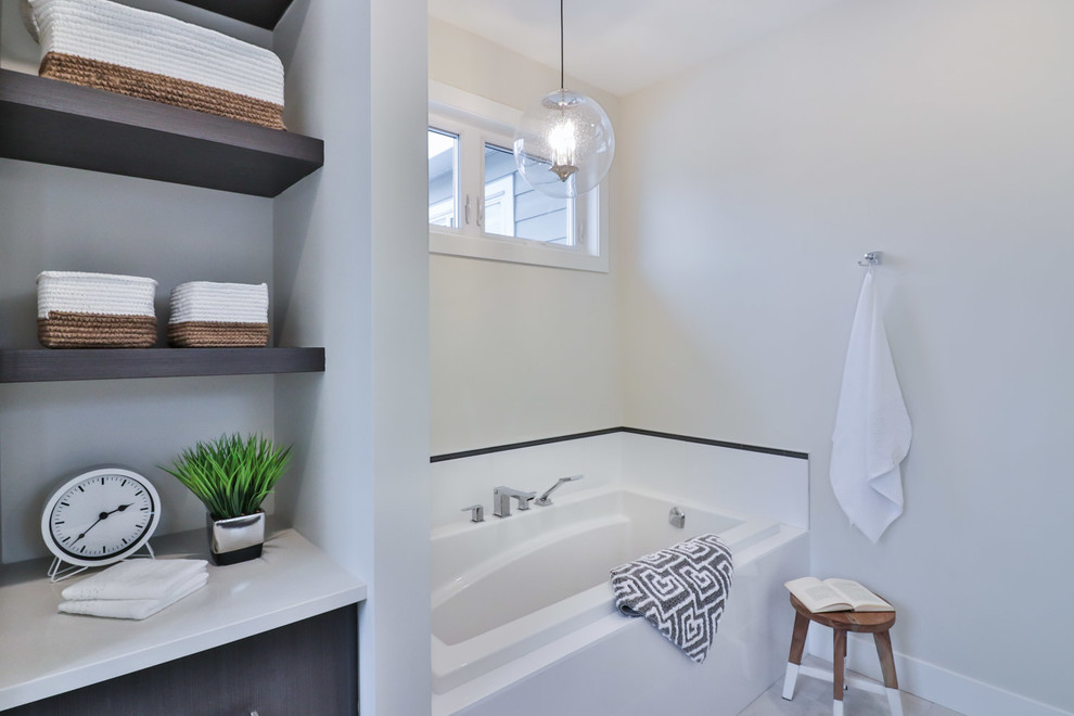 Источник вдохновения для домашнего уюта: большая главная ванная комната в стиле неоклассика (современная классика) с плоскими фасадами, серыми фасадами, накладной ванной, душем в нише, унитазом-моноблоком, белой плиткой, керамогранитной плиткой, серыми стенами, полом из керамогранита, врезной раковиной, столешницей из искусственного кварца, серым полом и душем с раздвижными дверями