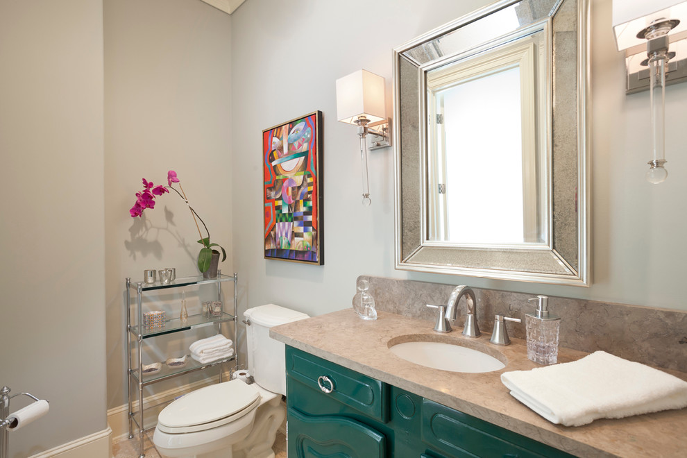 Foto de cuarto de baño clásico renovado con lavabo bajoencimera, armarios tipo mueble, puertas de armario verdes, encimera de piedra caliza, sanitario de dos piezas, paredes grises y suelo de travertino